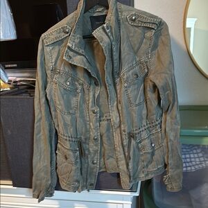 Aritizia Talula Olive Green Jacket sz sm excellent used
Condition
